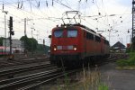 140 810-3 DB-Cargo und die 140 821-0 DB rangiern in Aachen-West und im Hintergrund steht die Class 66 DE6306 von DLC Railways in Aachen-West bei Sommerwetter am 28.6.2012.