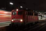 Meine erste BR 140 :)  Whrend eine Regionalbahn in den Mnchener Hauptbahnhof einfhrt, wartet die DB Cargo 140 667-6 am Ausfahrsignal.