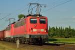 Am Freitagabend den 16.5.2014 kommen bei Wickrath die 140 805-3 und die 140 790-7 mit reichlich Eaos-Güterwagen am Haken gen Aachen fahrend.