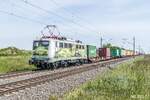 140 002-7 ist am 01.06.2021 mit einen Containerzug bei Braschwitz in Richtung Halle/S.