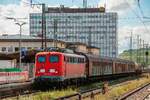 140 432-6  BayernBahn  mit Henkelzug in Würzburg Hbf, August 2021.