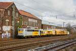 140 797-2 Schweerbau mit zwei Stopfmaschinen in Wuppertal, M�rz 2023.