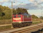 Am 15. September 2025 durchfuhr die schöne BR 140 808-7 von Triangula Schkeuditz, kurz vor dem Bahnhof Schkeuditz West. Sie war als Triebfahrzeugfahrt unterwegs und rollte in einen herrlichen Montagabend hinein – begleitet von strahlendem Sonnenschein.
