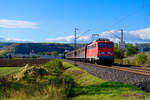 140 432 BayernBahn mit dem Henkelzug bei Karlstadt Richtung Würzburg, 07.10.2021
