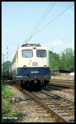 140081 fährt hier am 5.7.1991 um 16.38 Uhr mit dem 7235 nach Stuttgart in Wiesloch Walldorf aus.