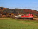 140 843-4 in Doppeltraktion mit 140 858-2 und Kesselwagenzug in Fahrtrichtung Süden. Aufgenommen zwischen Mecklar und Ludwigsau-Friedlos am 01.11.2015.