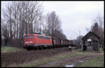 Am 25.03.2004 war der Posten 103 an der Leedener Mühle noch besetzt. 140597-6 passiert ihn hier gerade um 9.20 Uhr mit einem Güterzug in Richtung Münster.