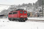 02. Februar 2010, Die mit Scharfenbergkupplungen ausgerüstete 140 327 wurde wegen der angekündigten starken Schneefälle von Nürnberg nach Pressig-Rothenkirchen zur Unterstützung hängengebliebener ICEs beordert. Hier fährt sie durch den Bahnhof Kronach.