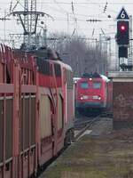 140 401 trifft in Rheine mit einem Autozug aus Richtung Osnabrück auf eine Schwesterlok, 17.02.16