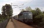 Kein besonderes Motiv, aber der einzelne Wagen des LHB-Versuchszuges hinter 140 791 auf der  Deisterbahn  Hannover-Weetzen-Haste (welcher Hp ?) war mir dann doch ein Bild wert (25.5.1979).