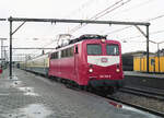 DB 140 756-8 mit D-2515 (Den Haag CS - Köln Hbf) bei der Abfahrt in Venlo am 28.02.1989, nach Lokwechsel.