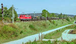 140 238-7 verließ am 21.9.05 Dombühl mit einem Güterzug. Hinter dem dritten Wagen bog früher die Nebenbahn nach Rothenburg nach Norden ab.