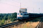 140 547-1 am Grner Kreuz (Sdlicher Berliner Aussenring). 1996 noch relativ normal, heute ist das Stellwerk stillgelegt, die Hl-Signale durch Ks-Signale ersetzt und trkis-/ beige Loks sieht man hier auch nicht mehr, obwohl es wenigstens hier immer noch eine gewisse Farbenvielfalt gibt. Die leeren Kohle-Pendelwagen werden heute meist durch polnische Garnituren bedient.