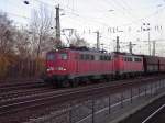 Am 24.11.07 zieht 140 872 mit einer Schwestermaschine einen   Kohlezug durch Bochum Langendreer West.