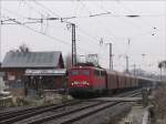 140 292 passiert mit einem Gterzug den Bahnbergang in Cossebaude; 02.01.2008