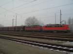 Eine 140er Doppeltraktion am 21.12.2007 mit einem Kohlezug in Landshut HBF.  