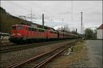 140 884 und eine Schwesterlok bespannen bei Plettenberg den CS 48700, von Groskotzenburg nach Rotterdam-Maasvlakte. (11.03.2008)