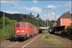 140 782 und 140 779 durchfahren mit dem 61242, von Kreuztal nach Wanne-Eickel, den Bahnhof Altena(Westf). Oberhalb des Bahnhofes thront die Burg Altena. (21.05.2008)
