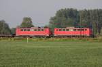 Das morgendliche 140-Prchen aus Gessertshausen bei Augsburg. 140 830-1 wird untersttzt von 140 864-0 vor ihrem beachtlichen Stahldraht und -gewebe-Zug. 
Aufgenommen kurz vor 8 im Mindeltal an der KBS 980 am 04.06.2008 .