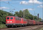 Die zwei sauberen: 140 858 und eine Schwesterlok schleppen den 61232 von Finnentrop nach Wanne-Eickel. Hier bei Plettenberg. (23.06.2008)