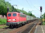 BR 140 595 durchfhrt den Bahnhof Ettlingen West in Richtung Basel mit einem reinen  Ambrogio -Aufliegerzug.