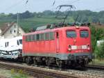 BR 140 597 durchfhrt Efringen-Kirchen mit einem Mercedes-Benz Sprinter Gterzug am 28.08.2008. in Richtung Basel.