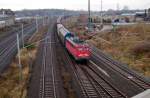 140 671 zieht am 04.12.08 einen Gterzug in den Gterbereich des Bahnhofs Bitterfeld.