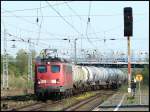 140 292-4 durchfhrt am 26.04.2007 mit einem Kesselwagenzug nach Rostock-Seehafen den Hp Dierkow. Der unbekannte Fotokollege am Bildrand hatte zu dem Zeitpunkt seine Aufnahme schon im Kasten.