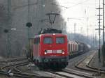 140 830-1 wartet mit einem langen Gterzug am Haken auf die Abfahrt in Kln-Gremberg. Aufgenommen am 14/03/2009.