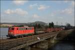 Wirtschaftskrise? 140 647 schleppt einen langen Gterzug vom Rangierbahnhof Hagen-Vorhalle in Richtung Witten. Hier bei der berquerung des Harkortsees. (07.03.2009)