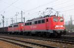 Doppeltes Lottchen (mit gezhlten Tagen...): 140 801-2 mit Schwesterlok ziehen einen Eaos-Ganzzug aus Gremberg Rbf. (April 2009).