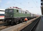 12.7.2010 12:01 DB Baureihe E40 des DB Museums Nrnberg steht mit 2 Wagen im Nrnberger Hauptbahnhof.