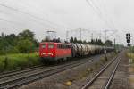 140 018 mit einem Kesselwagenzug am nassen 05.08.2010 in Mnchen-Langwied.