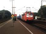 Die mit Fernlichtern ausgestattete 140 510-9 mit eine Gterzug auf Bahnhof Salzbergen am 28-9-2001.