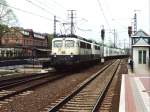 Gterzug mit zweimal ozeanblau-beige 140 (140 772-5 und 140 529-6) auf Bahnhof Bad Bentheim am 22-04-2000.