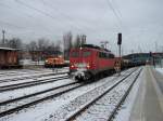 140 797 durchfuhr am 14.Dezember 2010 mit dem Leerzug von Mukran nach Mhlheim den Bahnhof Bergen/Rgen ber die Gtergleise mit 30km/h.Links LOCON-102.