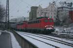 Am 28.12.2010 kommen 140 791 un 140 81 zusammen mit einem Kesselwagenzug durch Ulm HBF 