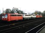 Drie verschiedene Farben der BR 140 in einem Zug! Die 140 755-0 + 140 324-5 + 140 182-7 + 140 076-1 und 141 396-3 mit einem Lokzug auf Osnabrck Hauptbahnhof am 4-11-2000.