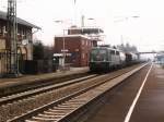 Drei Lackierungen der BR 140: Die grne 140 828-5 mit einem Gterzug auf Bahnhof Hasbergen am 5-2-2000.