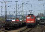 140 850-9 und 140 791-5 stehen am 27.03.2011 abfahrbereit vor einem gemischten Gterzug in Aachen West. Links im Hintergrund 185 639-2, ein weiteres 140er Tandem mit 140 843-4 und 140 XXX und Cobra 186 214 (2822).