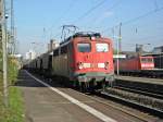 DB 140 353-4 mit einem Getreidezug durch Beuel am 2.4.2011