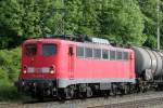 Die 140 805-3 zieht einen langen Kesselwagenzug durch Ratingen Lintorf am 05.05.2011