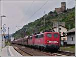 - UNESCO Welterbe Oberes Mittelrheintal - Bei mssigem Wetter durchfhrt ein Gterzug den Bahnhof von Kaub, vorbei an der Burg Gutenfels, welche auf einem Felssporn 110 Meter ber der Stadt steht. Bei der Burg handelt es sich um eine guterhaltene Frontturmburg mit 35 Meter hohem quadratischen Bergfried und einem etwa 22 mal 8 Meter groen dreigeschossigen Wohnbau. Die etwa 21,60 mal 21,10 Meter groe Kernburg war durch die Vorburg, eine Zwingeranlage und eine Ringmauer geschtzt. 25.06.2011 (Jeanny)