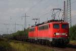 Die 140 815+140 843 ziehen am 31.8.11 gemeinsam einen Gterzug durch Ratingen-Lintorf.