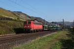 140 037 mit einem leeren Autozug auf der Moselstrecke bei Pommern.