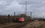 140 677 mit einem Gterzug am 04.01.2012 in Ahlten.