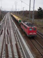 140 353-4 mit einem Gterzug mit Kessel die in kyrillischer Schrift beschriftet waren am 24. Januar 2012 kurz vor der Durchfahrt durch den Bahnhof Schnefeld. Auf der linken Seite sind die Gleise der S-Bahn Strecke zum Flughafen Berlin Brandenburg  ber Wamannsdorf  zu sehen. 
