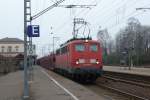 Br 140 678-4 mit einem Gterzug am 02.03.2012 richtung Osnabrck durch Leer.