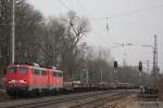 Die 140 772 fuhr am 2.3.12 mit der 140 801 durch Ratingen-Lintorf.