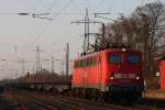 140 677 am 23.3.12 mit einem Flachwagenzug durch Ratingen-Lintorf.